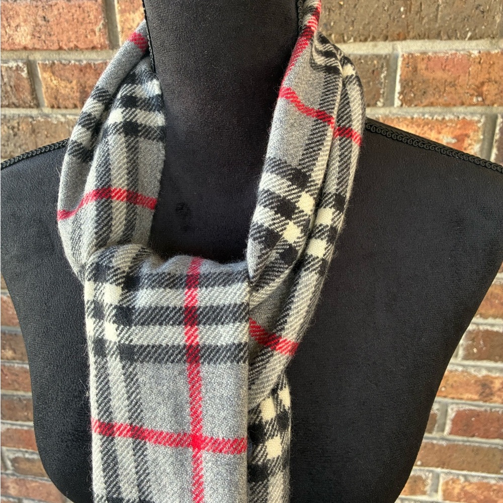 🖤 Burberry Gray and Red Plaid Scarf EUC Unisex - Picture 3 of 17